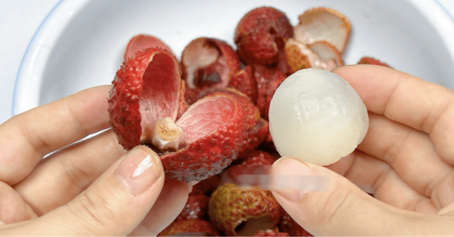 Thứ ai cũng vứt sau khi ăn vải lại chính là "thuốc quý", công dụng đỉnh khó tin- Ảnh 1.