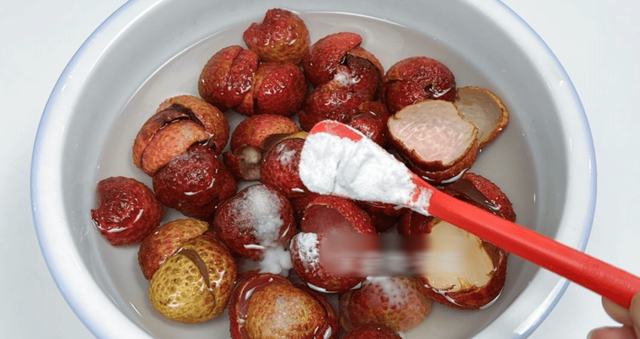 Thứ ai cũng vứt sau khi ăn vải lại chính là "thuốc quý", công dụng đỉnh khó tin- Ảnh 2.
