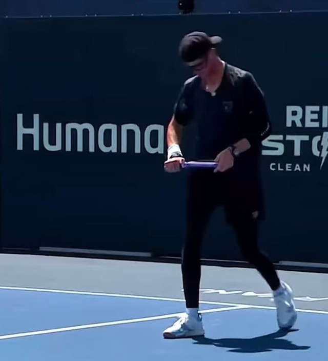 Tay vợt Pickleball "tính nóng như kem" đập nát vợt, móp cả sân tại PPA- Ảnh 2.