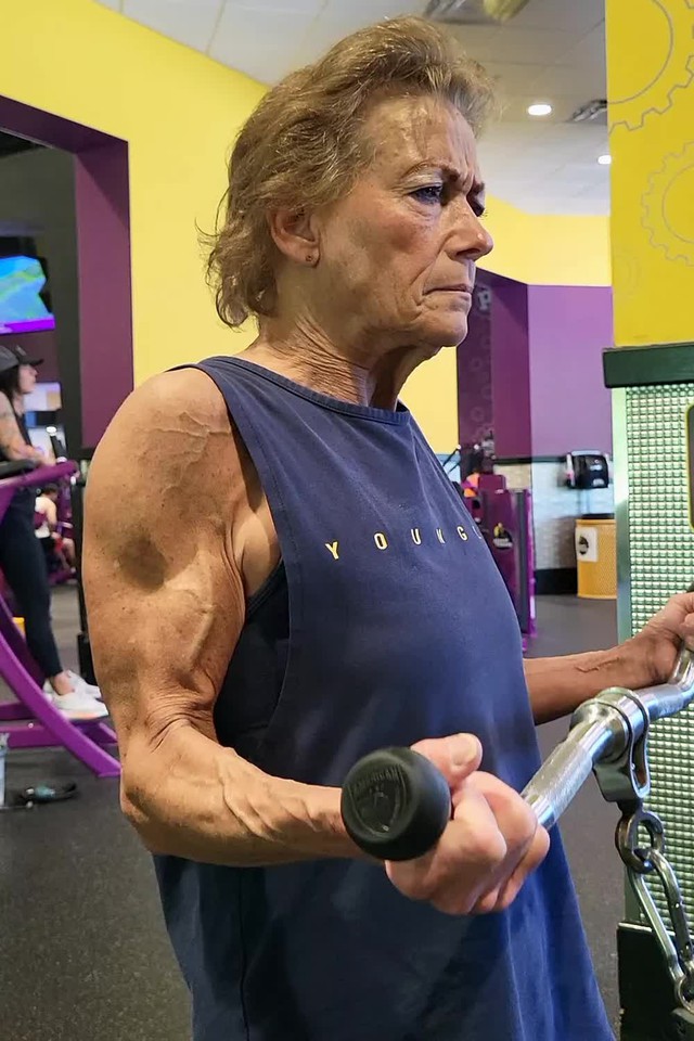 Ngỡ ngàng với cụ bà 68 tuổi "nghiện" gym, body đỉnh, khỏe đến nỗi bị ngựa húc mà không gãy xương- Ảnh 3. Ngỡ ngàng với cụ bà 68 tuổi "nghiện" gym, body đỉnh, khỏe đến nỗi bị ngựa húc mà không gãy xương- Ảnh 3.
