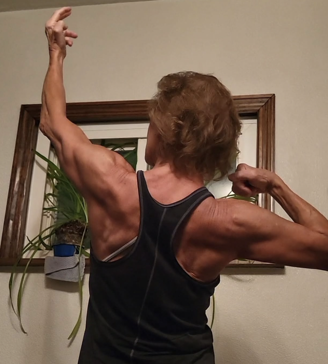 Ngỡ ngàng với cụ bà 68 tuổi "nghiện" gym, body đỉnh, khỏe đến nỗi bị ngựa húc mà không gãy xương- Ảnh 7. Ngỡ ngàng với cụ bà 68 tuổi "nghiện" gym, body đỉnh, khỏe đến nỗi bị ngựa húc mà không gãy xương- Ảnh 7.