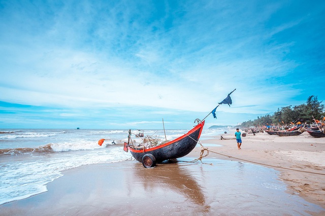 Cảnh tượng kín đặc người ở một bãi biển đang hot nhất nhì miền Bắc, nghe lý do nhiều người phải thừa nhận- Ảnh 6.