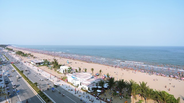Cảnh tượng kín đặc người ở một bãi biển đang hot nhất nhì miền Bắc, nghe lý do nhiều người phải thừa nhận- Ảnh 7.