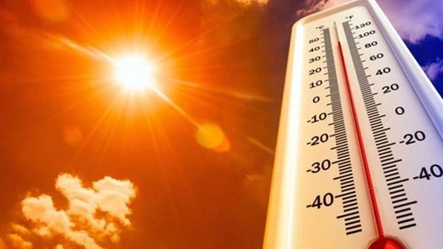 Trời nắng nóng 40 độ C, đề phòng say nắng, đột quỵ khi ngoài đường, thấy dấu hiệu này cần tới bệnh viện ngay- Ảnh 1.