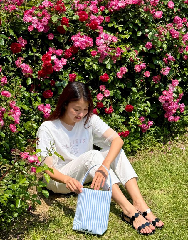 10 set đồ sáng màu giúp phụ nữ trên 40 tuổi nổi bật giữa đám đông, nhưng vẫn ghi điểm tinh tế tuyệt đối- Ảnh 2.