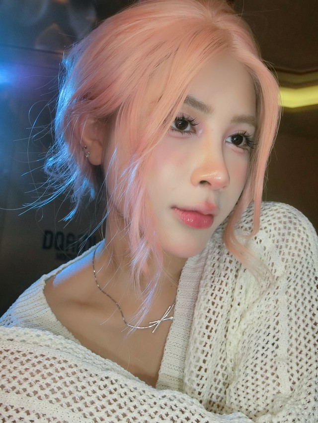 Chẳng diện đồ hở bạo, nữ streamer vẫn khiến fan nam ngẩn ngơ, ví như Seraphine đời thực- Ảnh 7. Chẳng diện đồ hở bạo, nữ streamer vẫn khiến fan nam ngẩn ngơ, ví như Seraphine đời thực- Ảnh 7.