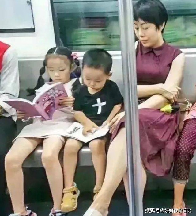 Bức ảnh "so sánh 2 bà mẹ có 2 con" gây sốt: Khác biệt như trời với đất, tương lai e là rất chênh lệch!- Ảnh 2.