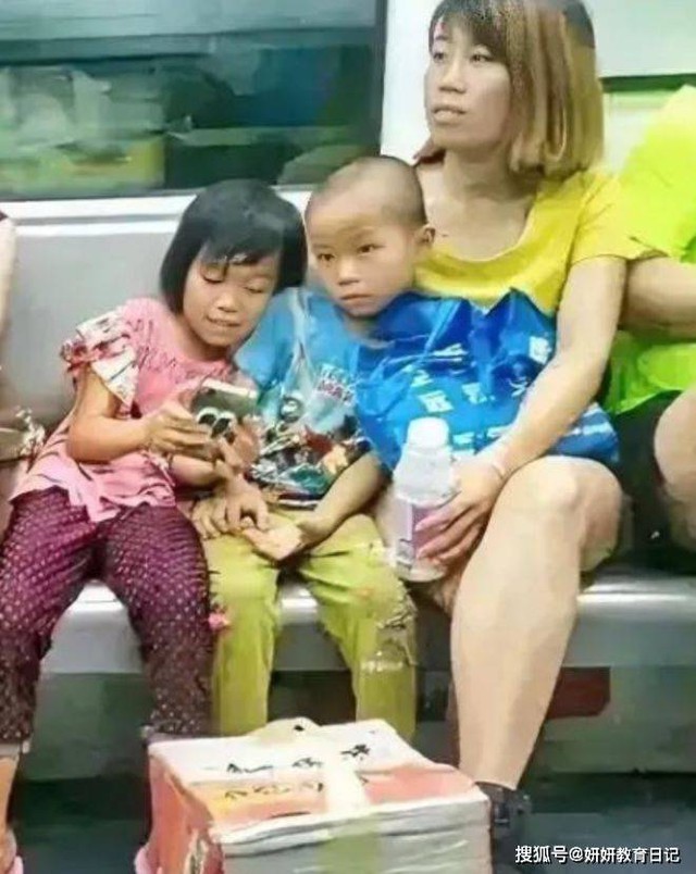 Bức ảnh "so sánh 2 bà mẹ có 2 con" gây sốt: Khác biệt như trời với đất, tương lai e là rất chênh lệch!- Ảnh 1.