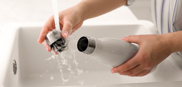 Dùng bình giữ nhiệt mà quên 5 điều này rất dễ "nuôi bệnh trong miệng" lúc nào không hay- Ảnh 1.