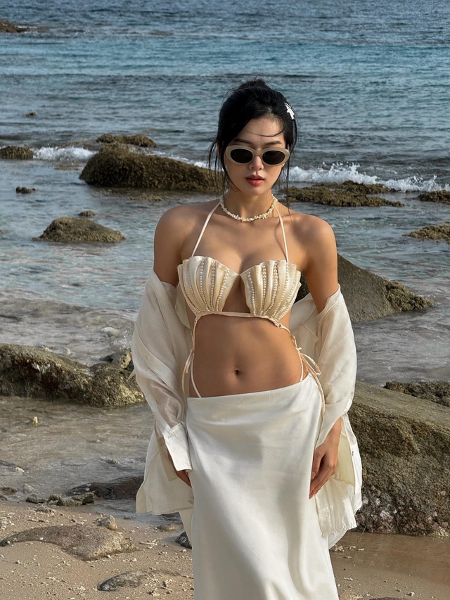 "Nàng thơ" Yên Đan thả dáng trong bộ bikini có 1-0-2, dân tình zoom cận là da không vết muỗi đốt- Ảnh 8. "Nàng thơ" Yên Đan thả dáng trong bộ bikini có 1-0-2, dân tình zoom cận là da không vết muỗi đốt- Ảnh 8.