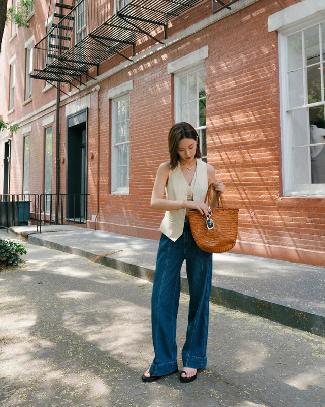 Hè mặc quần jeans sợ nóng, nàng ghim ngay 10 cách diện jeans ống rộng vừa mát vừa sành điệu- Ảnh 8.