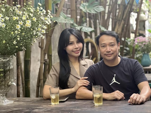 HLV Vũ Hồng Việt vô địch V.League liền cưới vợ lần 2, cô dâu là BTV xinh đẹp VTV, Văn Hậu phải khen đỉnh quá!- Ảnh 4.