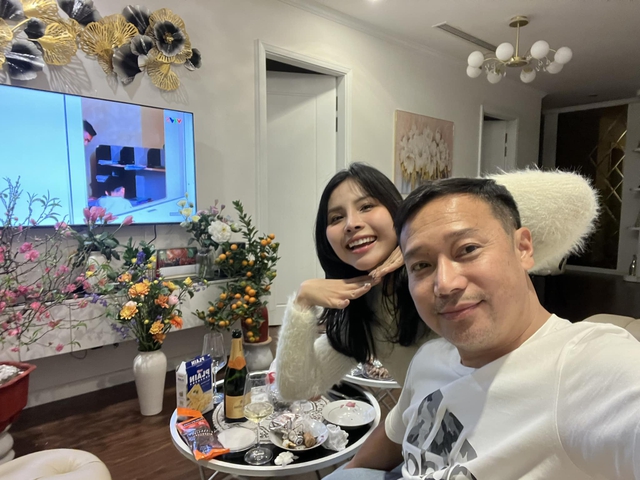 HLV Vũ Hồng Việt vô địch V.League liền cưới vợ lần 2, cô dâu là BTV xinh đẹp VTV, Văn Hậu phải khen đỉnh quá!- Ảnh 3.