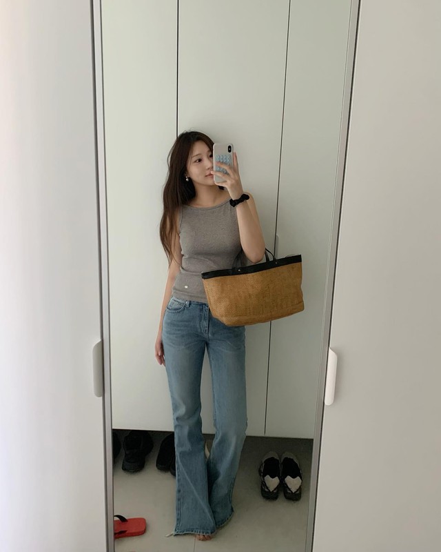 Hè mặc quần jeans sợ nóng, nàng ghim ngay 10 cách diện jeans ống rộng vừa mát vừa sành điệu- Ảnh 2.