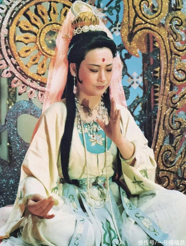 “Quan Âm Bồ Tát” được công chúng quỳ lạy, thờ cúng liên tục gặp chuyện lạ - Ảnh 1.