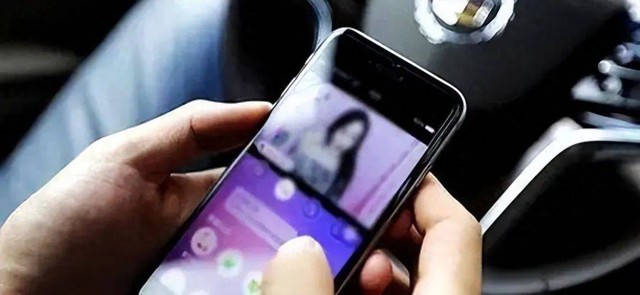 Chồng donate gần 60 tỷ cho các "em gái" streamer, còn nghẹn ngào "đổ lỗi" khi vợ đòi ly hôn- Ảnh 2. Chồng donate gần 60 tỷ cho các "em gái" streamer, còn nghẹn ngào "đổ lỗi" khi vợ đòi ly hôn- Ảnh 2.