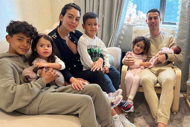 Lộ ảnh đám cưới bí mật của Ronaldo và bạn gái nổi tiếng- Ảnh 3.