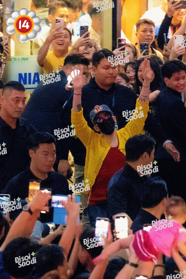 Chùm ảnh fan Việt viral ra MXH quốc tế: Bé áo hồng có kinh nghiệm đu G-Dragon từ năm 1 tuổi chiếm trọn spotlight!- Ảnh 4.