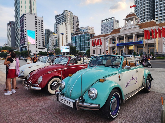 Dàn thí sinh Hoa hậu Hoàn vũ Việt Nam 2025 tiếp lửa tinh thần cho 80 đội đua xe tranh tài ở Nha Trang- Ảnh 4.