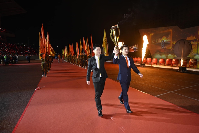 Quá khứ ít biết của thiếu gia nghìn tỷ nhà bầu Hiển: Làm bồi bàn kiếm tiền, mọi thứ đều tự bươn chải- Ảnh 5.