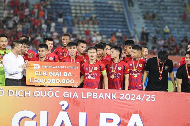 Chu Thanh Huyền cực tinh tế giúp Quang Hải mát mặt trên sân Hàng Đẫy, "vớt vát" sau nhiều lần bị chê "EQ âm điểm"- Ảnh 2.