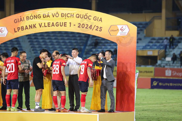 Chu Thanh Huyền cực tinh tế giúp Quang Hải mát mặt trên sân Hàng Đẫy, "vớt vát" sau nhiều lần bị chê "EQ âm điểm"- Ảnh 3.
