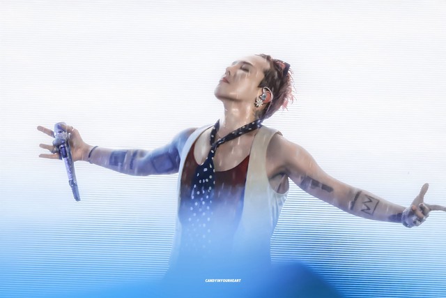 Khoảnh khắc bị bỏ lỡ: G-Dragon cúi gập người, tỏ tình fan Việt kèm lời hẹn gặp lại gây “luỵ”- Ảnh 2.