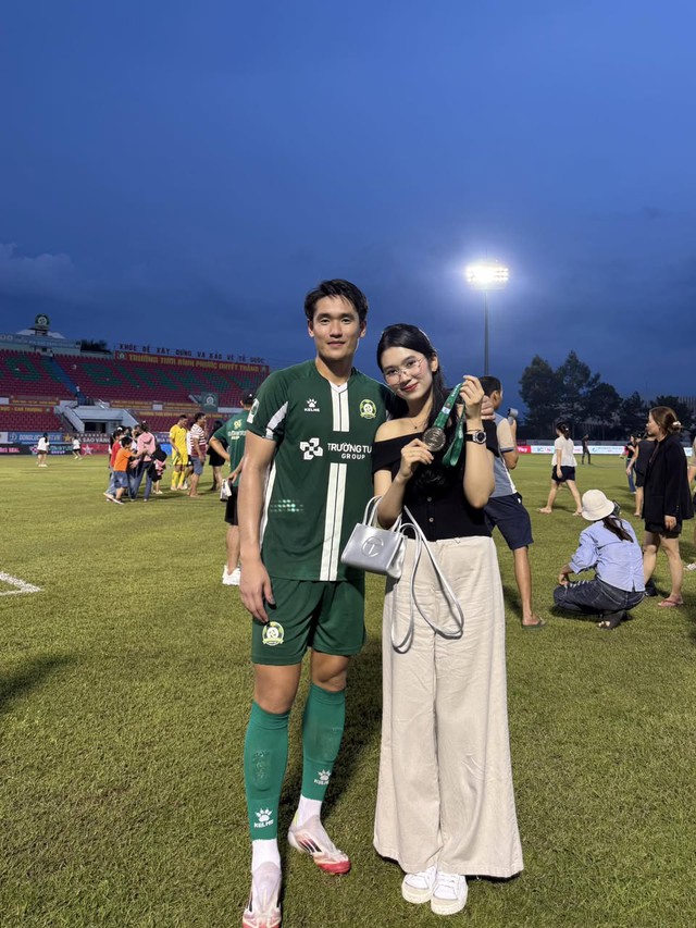 Hotgirl ngân hàng tình tứ bên “nam thần” U23 Việt Nam, visual phát sáng, body mẹ bỉm vẫn đỉnh không kém thời son rỗi- Ảnh 1.
