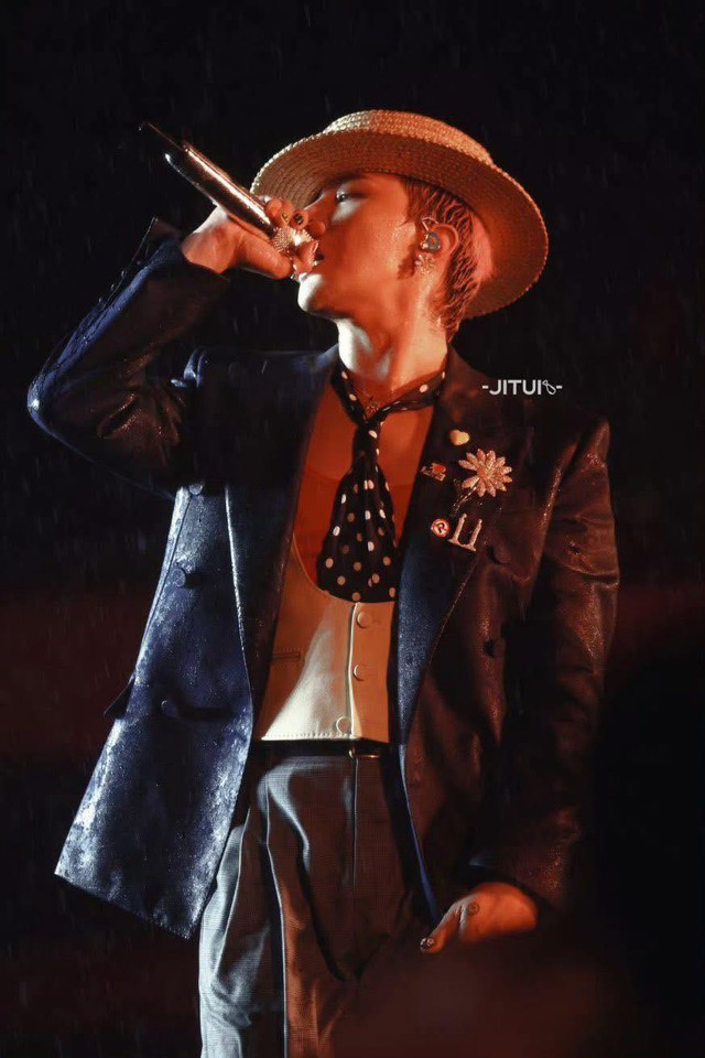 Khoảnh khắc bị bỏ lỡ: G-Dragon cúi gập người, tỏ tình fan Việt kèm lời hẹn gặp lại gây “luỵ”- Ảnh 1.