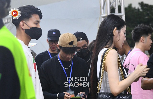 Bạn gái gia thế khủng của Văn Thanh gặp “kiếp nạn” khi đi xem G-Dragon, gây tranh cãi vì ảnh cam thường khác trên mạng- Ảnh 2. Bạn gái gia thế khủng của Văn Thanh gặp “kiếp nạn” khi đi xem G-Dragon, gây tranh cãi vì ảnh cam thường khác trên mạng- Ảnh 2.