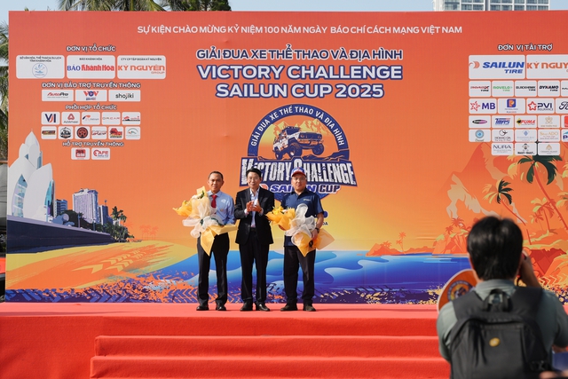 Dàn thí sinh Hoa hậu Hoàn vũ Việt Nam 2025 tiếp lửa tinh thần cho 80 đội đua xe tranh tài ở Nha Trang- Ảnh 1.