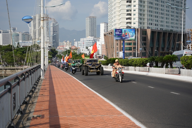 Dàn thí sinh Hoa hậu Hoàn vũ Việt Nam 2025 tiếp lửa tinh thần cho 80 đội đua xe tranh tài ở Nha Trang- Ảnh 3.