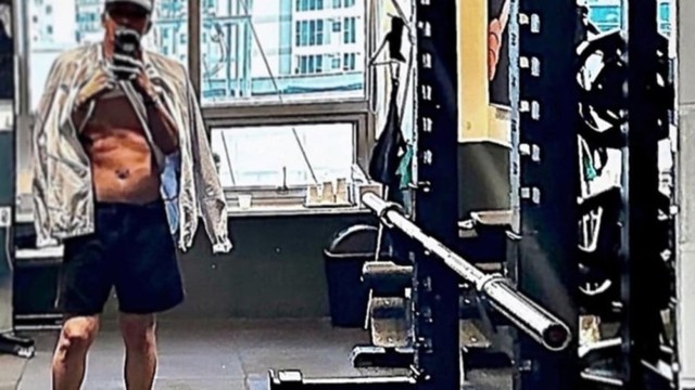 Bờ vai "Thái Bình Dương" của G-Dragon: Là đẹp trời cho hay nhờ tập gym?- Ảnh 1. Bờ vai "Thái Bình Dương" của G-Dragon: Là đẹp trời cho hay nhờ tập gym?- Ảnh 1.