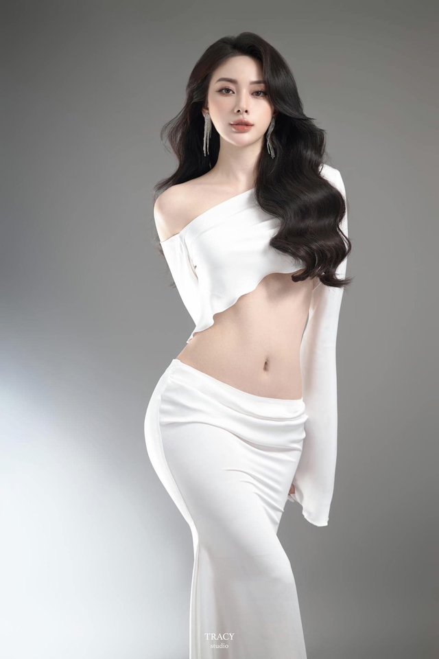 Thêm một hot girl gây "sốt" khi "xả suộc" loạt ảnh khoe vai trần nuột nà - Ảnh 12.