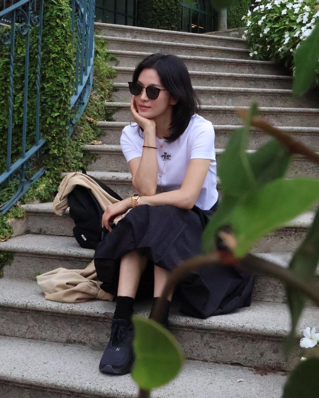 Song Hye Kyo mới có loạt outfit đi du lịch siêu trẻ và đẹp, phụ nữ trên 40 tuổi học theo là quá hợp- Ảnh 5.