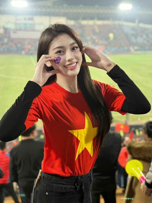 Thêm một hot girl gây "sốt" khi "xả suộc" loạt ảnh khoe vai trần nuột nà - Ảnh 11.