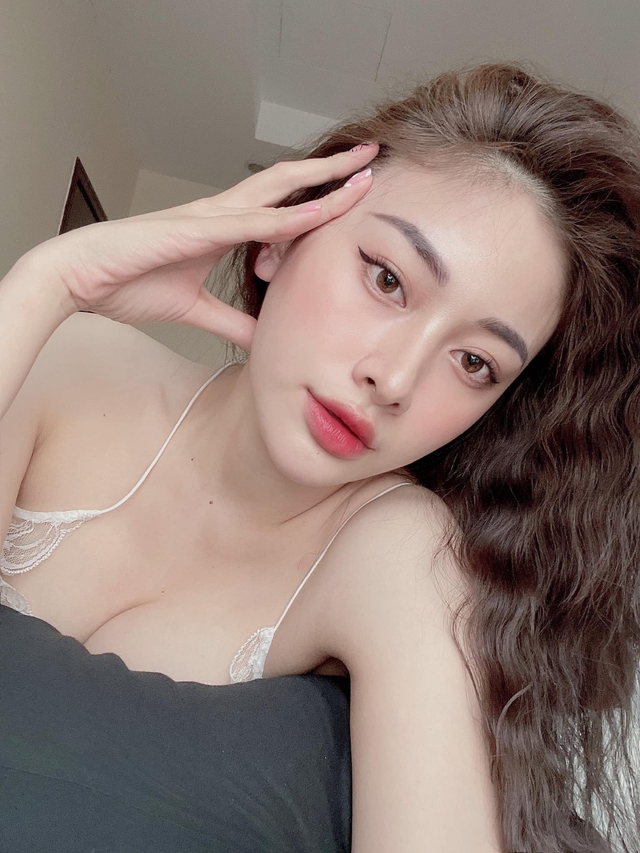 Thêm một hot girl gây "sốt" khi "xả suộc" loạt ảnh khoe vai trần nuột nà - Ảnh 10.
