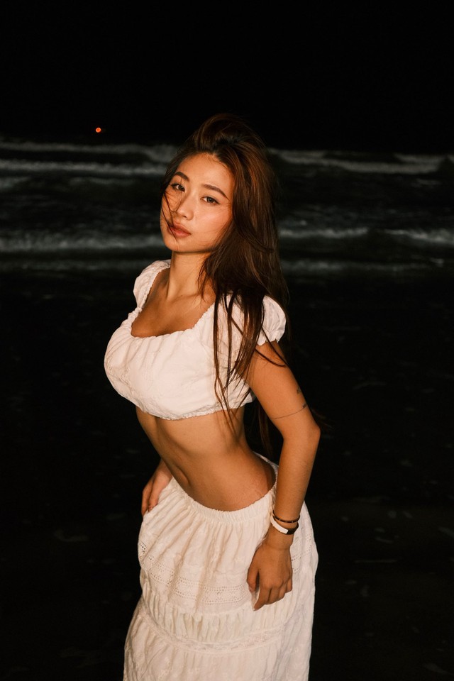Louis Phạm khoe vòng eo bé xíu khó tin, không cần diện bikini nóng bỏng vẫn “flex” trọn vòng 3 “đốt mắt”- Ảnh 3.
