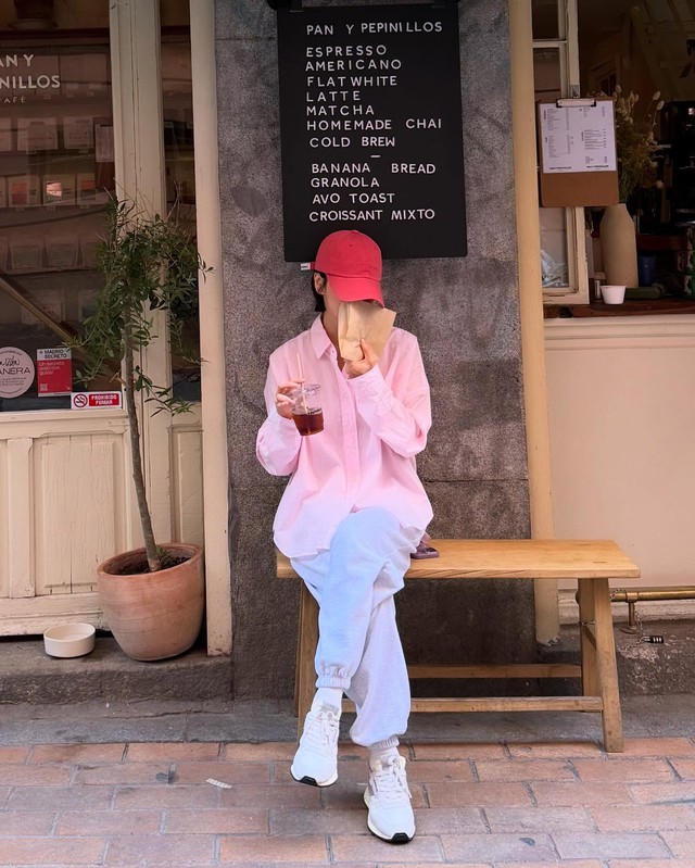 Song Hye Kyo mới có loạt outfit đi du lịch siêu trẻ và đẹp, phụ nữ trên 40 tuổi học theo là quá hợp- Ảnh 4.