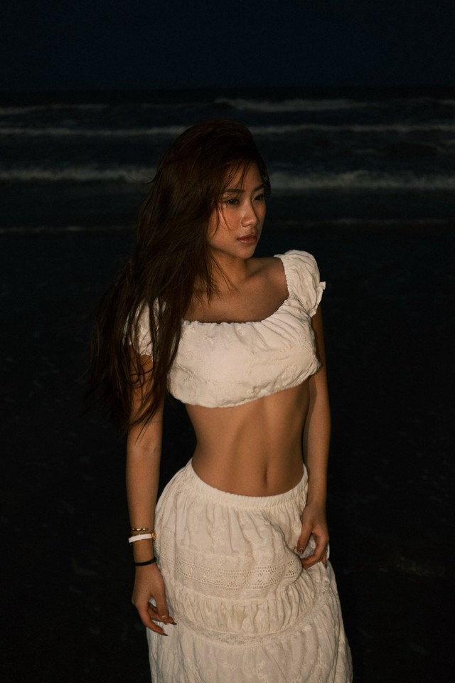 Louis Phạm khoe vòng eo bé xíu khó tin, không cần diện bikini nóng bỏng vẫn “flex” trọn vòng 3 “đốt mắt”- Ảnh 2.