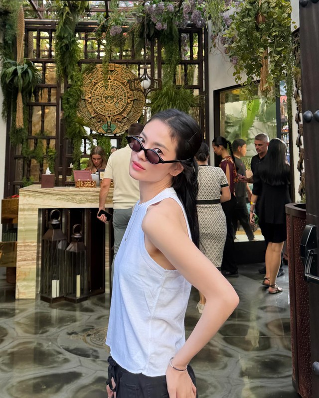 Song Hye Kyo mới có loạt outfit đi du lịch siêu trẻ và đẹp, phụ nữ trên 40 tuổi học theo là quá hợp- Ảnh 3.