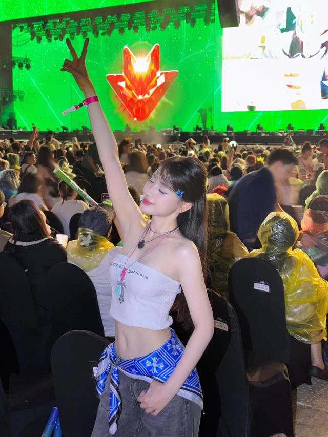 Thêm một hot girl gây "sốt" khi "xả suộc" loạt ảnh khoe vai trần nuột nà - Ảnh 2.
