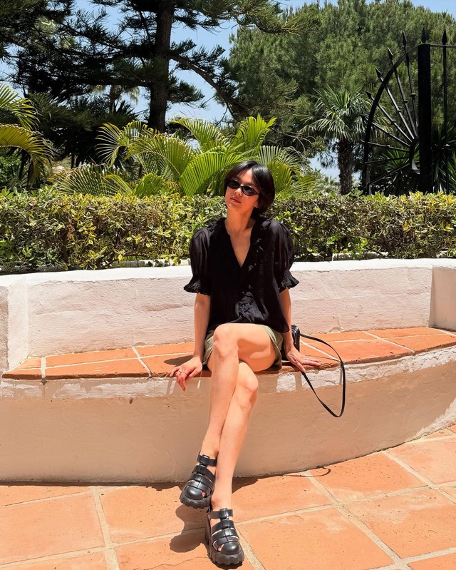 Song Hye Kyo mới có loạt outfit đi du lịch siêu trẻ và đẹp, phụ nữ trên 40 tuổi học theo là quá hợp- Ảnh 2.