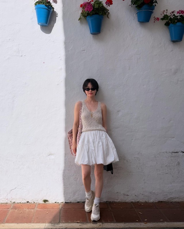 Song Hye Kyo mới có loạt outfit đi du lịch siêu trẻ và đẹp, phụ nữ trên 40 tuổi học theo là quá hợp- Ảnh 1.