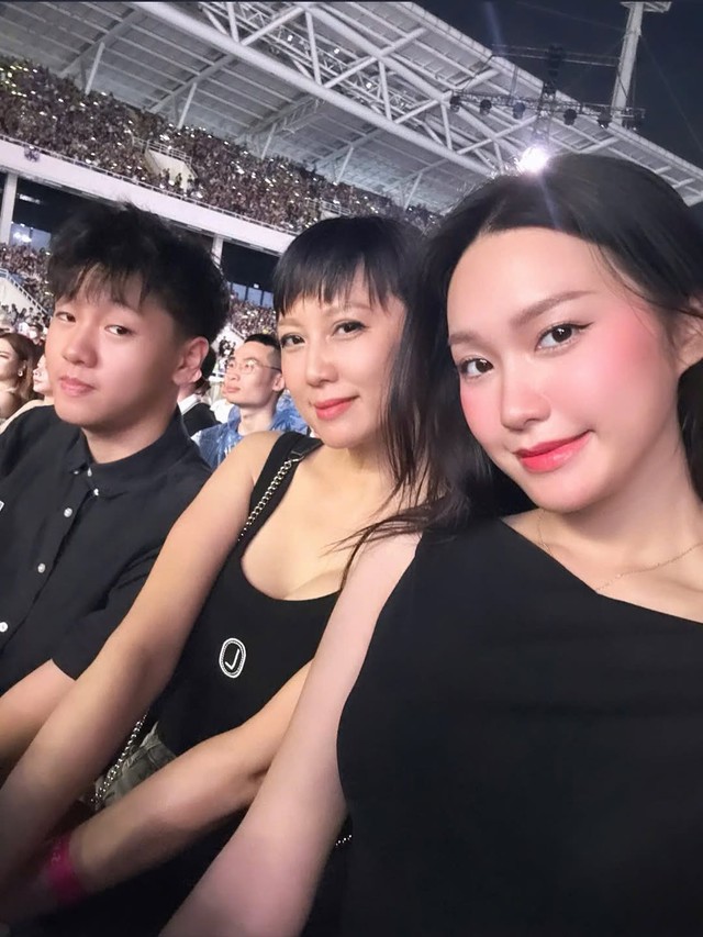 Mẹ vợ Đoàn Văn Hậu “gây bão” với nhan sắc cực phẩm bên Doãn Hải My trong bộ ảnh đi “đu idol” G-Dragon cực cháy!- Ảnh 1.