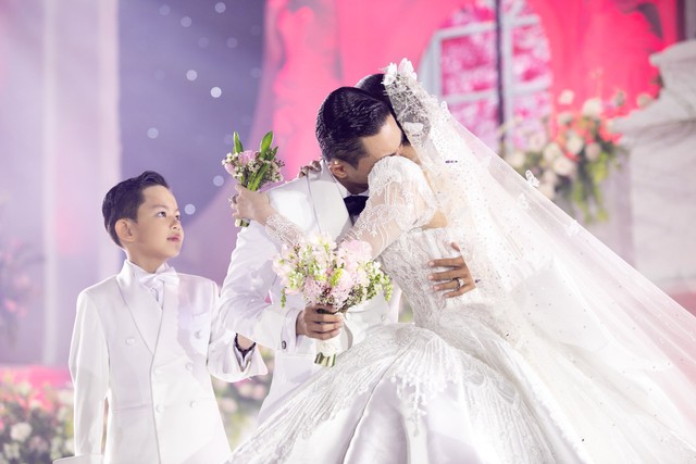 Năm Phan Hiển chào đời Khánh Thi đã vào trường múa, chàng trai 17 tuổi cưa đổ "chị đại" và hàng loạt drama ra đời- Ảnh 4.