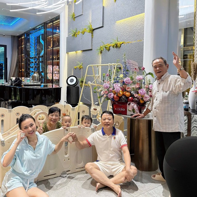 Shark Bình đăng ảnh cả gia đình, nhìn là thấy rõ thái độ của bố mẹ chồng với Phương Oanh - Ảnh 2.