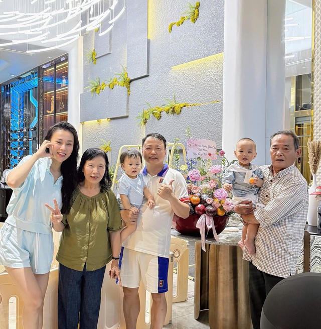 Shark Bình đăng ảnh cả gia đình, nhìn là thấy rõ thái độ của bố mẹ chồng với Phương Oanh - Ảnh 1.