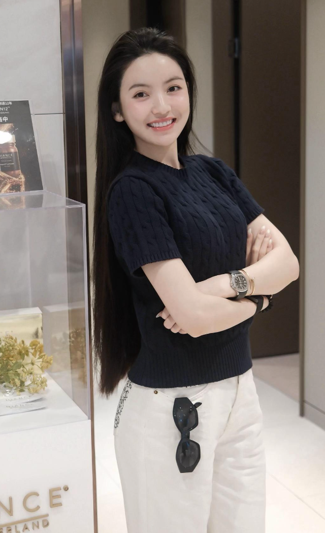 Quang Hải lái xe sang gần chục tỷ đưa vợ đi công tác, Chu Thanh Huyền cực tự tin giữa lùm xùm bán hàng- Ảnh 3.