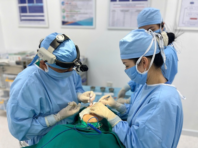 Cô gái 22 tuổi không thể khép mí mắt vì tin vào quảng cáo "60 phút có đôi mắt đẹp, không đau, không kiêng khem"- Ảnh 2. Cô gái 22 tuổi không thể khép mí mắt vì tin vào quảng cáo "60 phút có đôi mắt đẹp, không đau, không kiêng khem"- Ảnh 2.